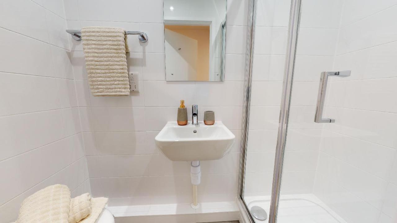Apartamento For Students Only Private Bedrooms With Shared Kitchen At Great Court In Londres